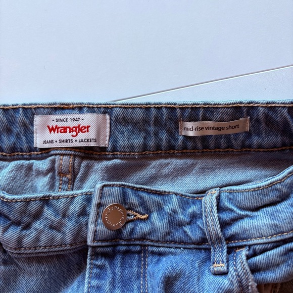 Wrangler Mid-Rise Vintage Denim Shorts Frayed Hem‎ Light Wash Blue Size 8 - Picture 4 of 7